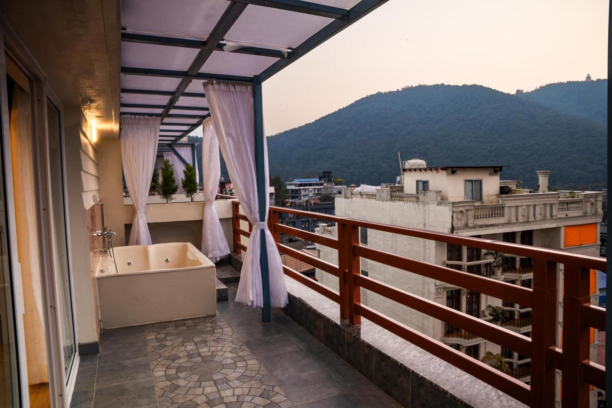 Pokhara Alpine And Springs Hotel Kültér fotó